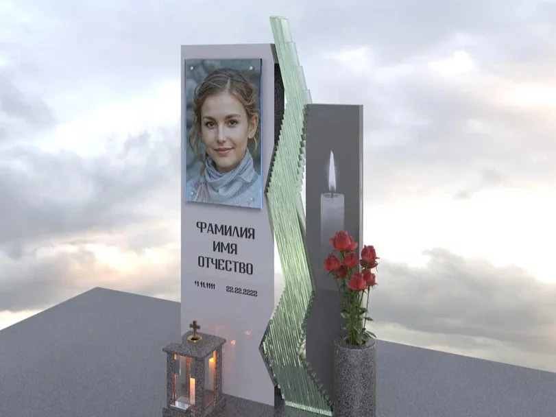 Стеклянная стела рядом с гранитом